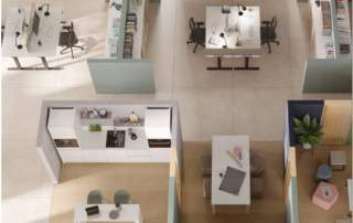 Vier Arbeitsplatzbereiche, die mit dem Trennwandsystem CLAMP von Palmberg voneinander abgetrennt sind.