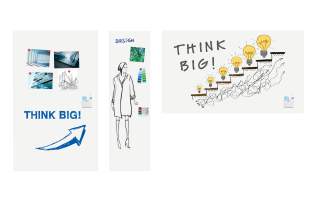 Wall up in drei verschiedenen Größen hängen nebeneinander. Darauf sind Bilder und der Schriftzu Think Big zu sehen.