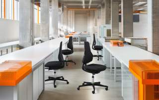 Industriestühle Dauphin Tec Identity in Produktionsraum